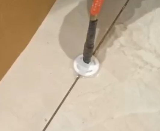 九龙瓷砖空鼓维修公司专业解答瓷砖在铺贴过程中，如果没有涂抹均匀到位的粘结材料（如水泥砂浆或瓷砖胶），可能会导致以下问题